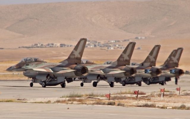 Des avions F16-B des Forces aériennes israéliennes, juin 2011 (Crédit : Ofer Zidon/Flash90)