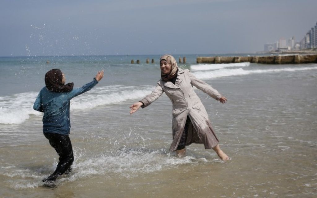 De jeunes Palestiniennes venues de Bethléem, en Cisjordanie, profitent de la plage à Tel Aviv, le 23 mars 2014. Illustration. (Crédit : Miriam Alster/Flash90) De jeunes Palestiniennes venues de Bethléem, en Cisjordanie, profitent de la plage à Tel Aviv, le 23 mars 2014. Illustration. (Crédit : Miriam Alster/Flash90)