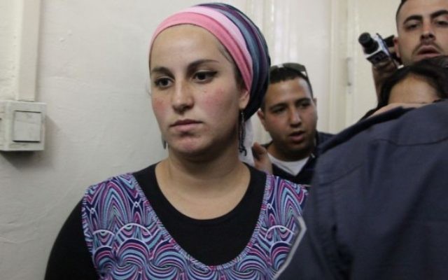Eliraz Fein, Israélienne de 24 ans habitant dans l'implantation radicale de Yitzhar, dans le nord de la Cisjordanie, est amenée devant les juges pour suspicion d'"incitation à la violence contre des soldats" et des arabes, le7 mai 2014. (Crédit : Meital Cohen/Flash90)