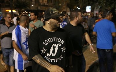 Le rappeur israélien Yoav Eliasi lors d'une manifestation d'extrême droite pour soutenir l'offensive israélienne dans la bande de Gaza, à Tel-Aviv, le 9 août 2014. (Crédit : Flash90)