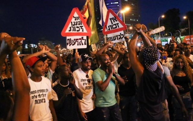 Des Israéliens éthiopiens manifestent contre la violence policière et les mauvais traitements dans la société israélienne, à Tel Aviv, le 3 juin 2015. (Crédit : Flash90) Des Israéliens éthiopiens manifestent contre la violence policière et les mauvais traitements dans la société israélienne, à Tel Aviv, le 3 juin 2015. (Crédit : Flash90)