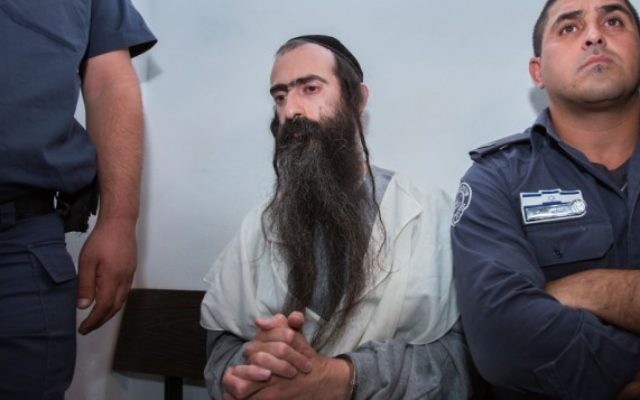 Yishai Schlissel, qui a tué Shira Banki, 16 ans, et blessé six autres personnes à la Gay Pride 2015 de Jérusalem, devant la cour des magistrats de Jérusalem le 31 juillet 2015. (Crédit : Yonatan Sindel/Flash90)