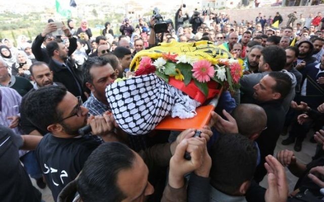 Des Palestiniens en deuil chantent des slogans pendant qu'ils transportent le corps de Mahmoud Shalan, 17 ans, pendant ses funérailles à Deir Debwan, un village de Cisjordanie proche de Ramallah, le 2 mars 2016. (Crédit : Flash90) Des Palestiniens en deuil chantent des slogans pendant qu'ils transportent le corps de Mahmoud Shalan, 17 ans, pendant ses funérailles à Deir Debwan, un village de Cisjordanie proche de Ramallah, le 2 mars 2016. (Crédit : Flash90)