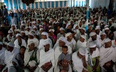 Des membres de la communauté juive éthiopienne, les Falash Mura, assistent à un office religieux avant de participer au repas du Seder de Pessah, dans la synagogue de Gondar, en Ethiopie, le 22 avril 2016 (Crédit : Miriam Alster/Flash90)