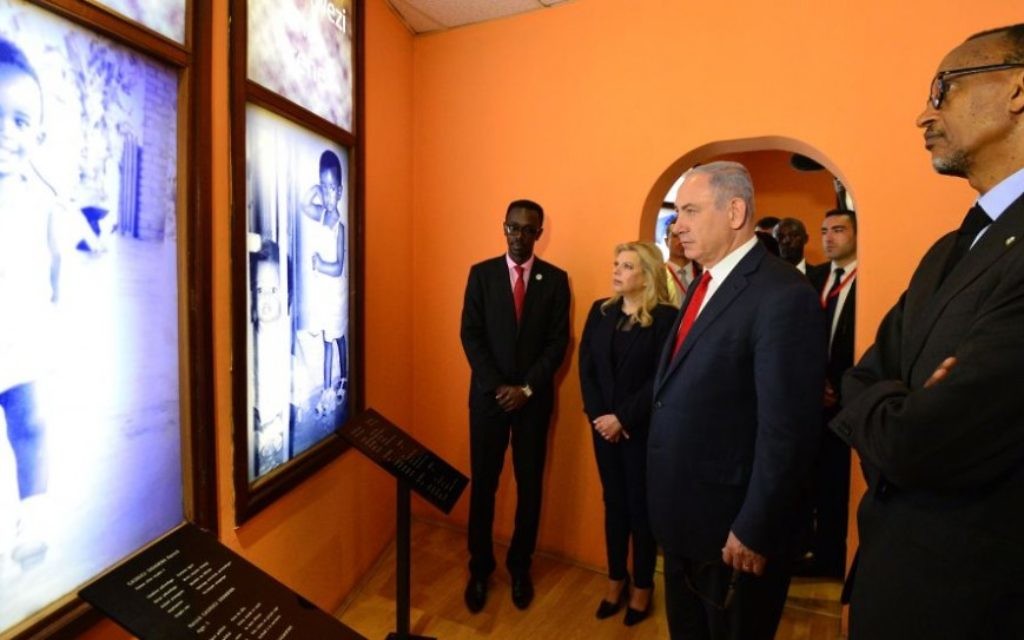 De gauche à droite : Honore Gatera, directeur du Mémorial du Génocide à Kigali, le Premier ministre Benjamin Netanyahu, sa femme Sara, et le président du Rwanda Paul Kagame, à Kigali, au Rwanda, le 6 juillet 2016 (Crédit : Kobi Gideon/GPO)