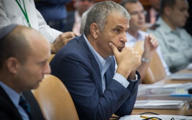 Moshe Kahlon, ministre des Finances, pendant la réunion hebdomadaire du cabinet dans les bureaux du Premier ministre, à Jérusalem, le 31 juillet 2016. (Crédit : Ohad Zwigenberg/Pool/Flash90) Moshe Kahlon, ministre des Finances, pendant la réunion hebdomadaire du cabinet dans les bureaux du Premier ministre, à Jérusalem, le 31 juillet 2016. (Crédit : Ohad Zwigenberg/Pool/Flash90)