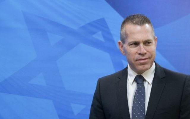 Le ministre de la Sécurité intérieure et des Affaires stratégiques, Gilad Erdan, arrive à la réunion hebdomadaire du cabinet, au bureau du Premier ministre, à Jérusalem, le 31 juillet 2016. (Crédit : Ohad Zwigenberg/Pool/Flash90)