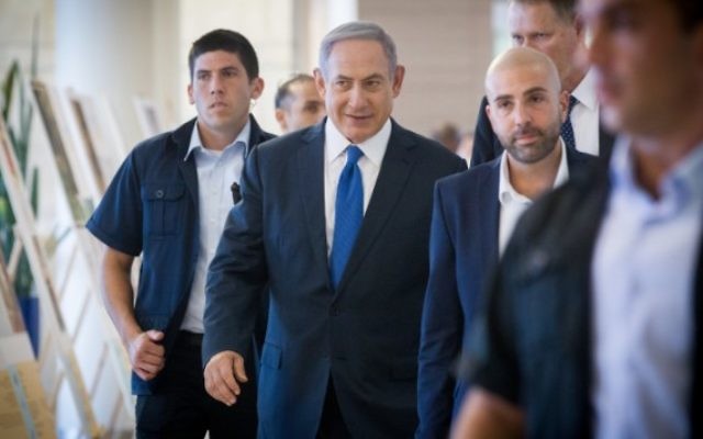 Le Premier ministre Benjamin Netanyahu arrive à la réunion de Likud à la Knesset, le 1er août 2016. (Crédit : Miriam Alster/Flash90)