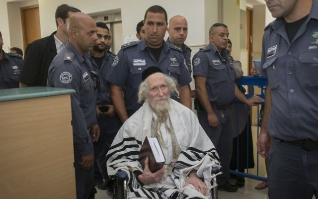 Rabbi Eliezer Berland couvert de son châle de prière à la Cour de première instance de Jérusalem à Jérusalem le 1er août 2016 (Crédit : Yonatan Sindel / Flash90) Rabbi Eliezer Berland couvert de son châle de prière à la Cour de première instance de Jérusalem à Jérusalem le 1er août 2016 (Crédit : Yonatan Sindel / Flash90)