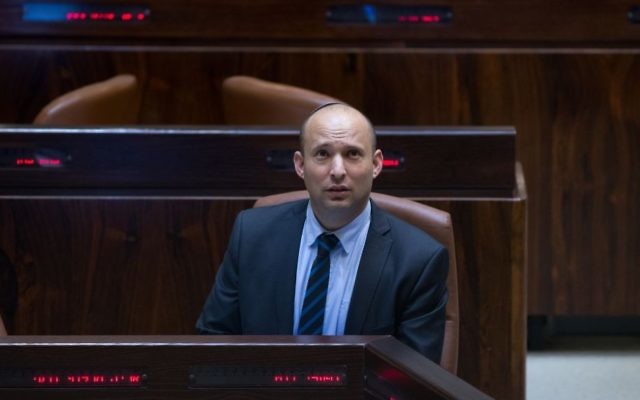 Naftali Bennett, ministre de l'Éducation et président du parti HaBayit HaYehudi, à la Knesset, le 1er août 2016. (Crédit : Yonatan Sindel/Flash90) Naftali Bennett, ministre de l'Éducation et président du parti HaBayit HaYehudi, à la Knesset, le 1er août 2016. (Crédit : Yonatan Sindel/Flash90)