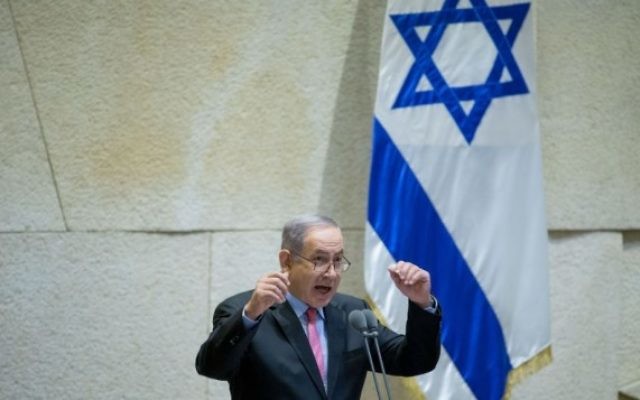 Le Premier ministre Benjamin Netanyahu à la tribune de la Knesset pendant une session spéciale commémorant l'anniversaire de la mort de Zeev Jabotinsky, inspirateur du sionisme de droite, le 3 août 2016. (Crédit : Yonatan Sindel/Flash90)