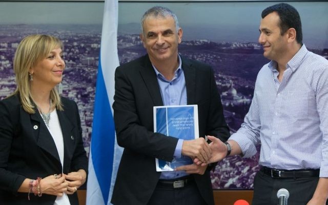 Le ministre des Finances, Moshe Kahlon, (au centre) avec la directrice générale du ministère de la Justice Emi Palmor (à gauche) et le directeur général du ministère des Finances, Shai Babad, pendant une conférence de presse sur les jeux d'argent légaux en Israël, au bureau du ministère des Finances à Jérusalem, le 3 août 2016. (Crédit : Yonatan Sindel/Flash90) Le ministre des Finances, Moshe Kahlon, (au centre) avec la directrice générale du ministère de la Justice Emi Palmor (à gauche) et le directeur général du ministère des Finances, Shai Babad, pendant une conférence de presse sur les jeux d'argent légaux en Israël, au bureau du ministère des Finances à Jérusalem, le 3 août 2016. (Crédit : Yonatan Sindel/Flash90)