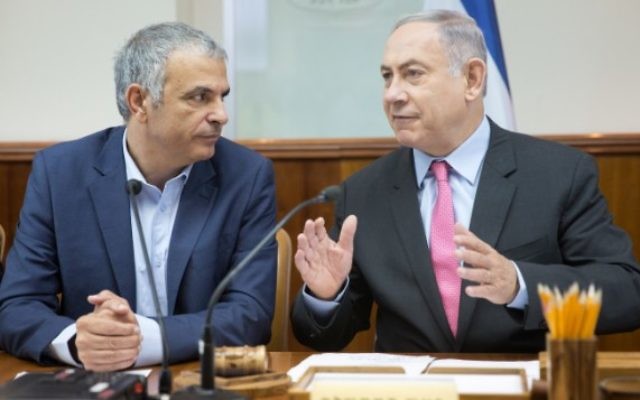 Le Premier ministre Benjamin Netanyahu (à droite) avec le ministre des Finances Moshe Kahlon lors de la réunion hebdomadaire du cabinet à Jérusalem, le 11 août 2016. (Crédit : Emil Salman/Pool)