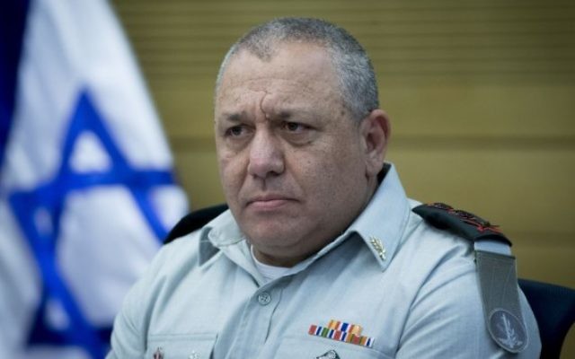 Le chef d'Etat-major, Gadi Eizenkot, pendant une réunion de la commission de contrôle de l'Etat de la Knesset, le 16 août 2016. (Crédit : Yonatan Sindel/Flash90)
