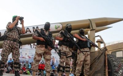 Des membres des brigades Ezzedine al-Qassam, la branche armée du Hamas, exposent des roquettes Qassam "maison" pendant une parade militaire anti-Israël, à Rafah, dans le sud de la bande de Gaza,le 21 août 2016. (Crédit : Abed Rahim Khatib/Flash90)