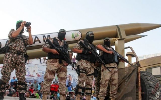 Des membres des brigades Ezzedine al-Qassam, la branche armée du Hamas, exposent des roquettes Qassam "maison" pendant une parade militaire anti-Israël, à Rafah, dans le sud de la bande de Gaza,le 21 août 2016. (Crédit : Abed Rahim Khatib/Flash90) Des membres des brigades Ezzedine al-Qassam, la branche armée du Hamas, exposent des roquettes Qassam "maison" pendant une parade militaire anti-Israël, à Rafah, dans le sud de la bande de Gaza,le 21 août 2016. (Crédit : Abed Rahim Khatib/Flash90)