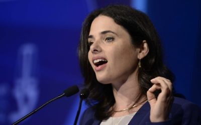La ministre de la Justice Ayelet Shaked pendant une réunion de l'association du barreau israélienne, à Tel Aviv, le 30 août 2016. (Crédit : Tomer Neuberg/Flash90)