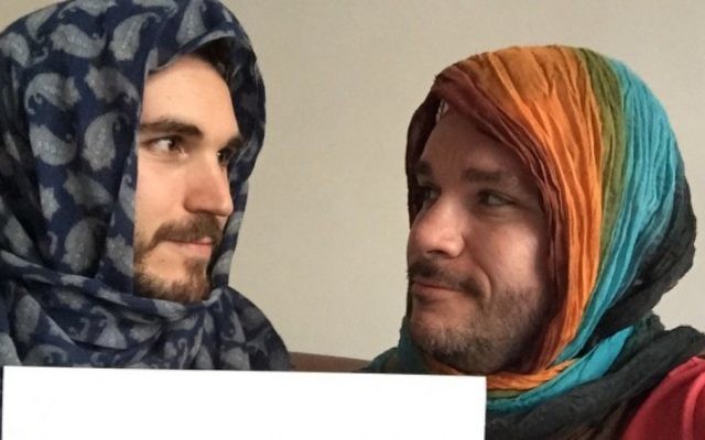 Des hommes protestent contre les lois sur la pudeur en portant le hijab. (Crédit : Twitter/DSRGenealogist)