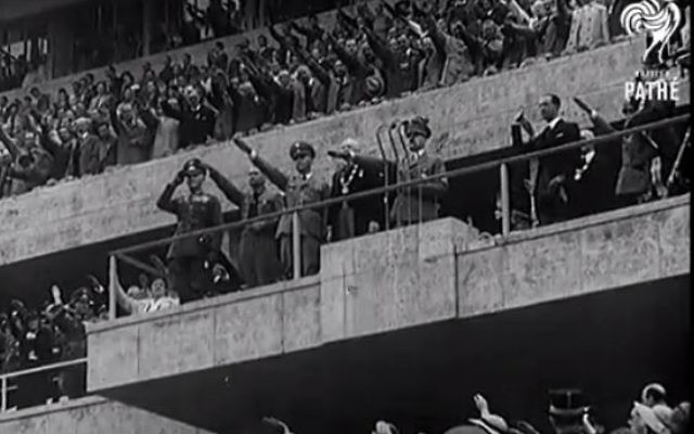 Adolf Hitler pendant les Jeux olympiques de Berlin, en août 1936. (Crédit : capture d'écran YouTube/British Pathé) Adolf Hitler pendant les Jeux olympiques de Berlin, en août 1936. (Crédit : capture d'écran YouTube/British Pathé)