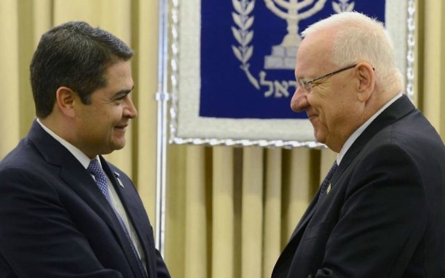 Le président du Honduras Juan Orlando Hernández avec le Président d'Israël Reuven Rivlin à Jérusalem, en octobre 2015 (Crédit : Mark Nayman / GPO / Wikipedia / CC BY-SA 3.0) Le président du Honduras Juan Orlando Hernández avec le Président d'Israël Reuven Rivlin à Jérusalem, en octobre 2015 (Crédit : Mark Nayman / GPO / Wikipedia / CC BY-SA 3.0)
