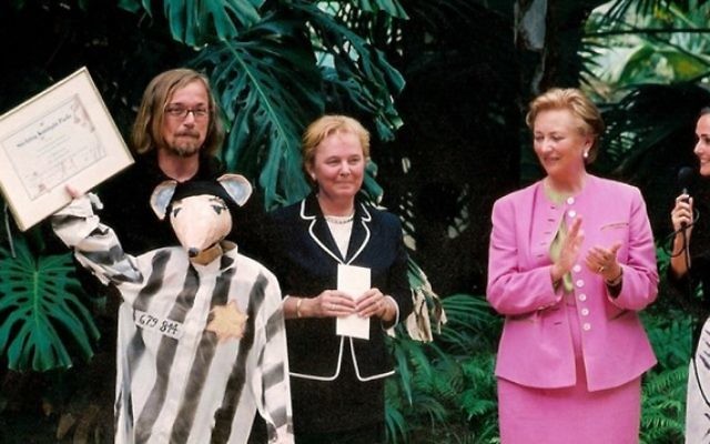 Luc Descheemaeker (à gauche) a été distingué par la reine Pala de Belgique (en rose) pour son adaptation du roman graphique Maus d’Art Spiegelman, en 2002. (Crédit : Institut Sint-Jozefs/JTA)