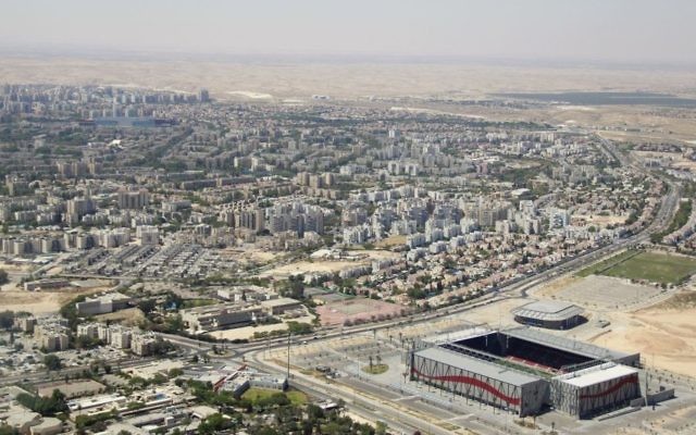 Une photos aérienne de la ville de Beer Sheva prise par un avion de l'Armée de l'Air israélienne le Jour de l'Indépendance, le 12 mai 2016 (Crédit : Judah Ari Gross / Times of Israel)