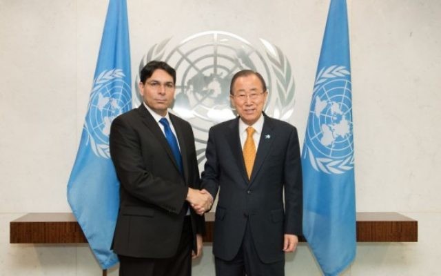 L'ambassadeur israélien à l'ONU, Danny Danon, avec le secrétaire général de l'ONU, Ban Ki-moon, le 2 novembre 2015. (Crédit : Shahar Azran)
