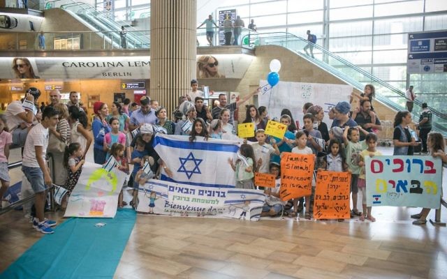 L'arrivée de Juifs français en Israël à l'aéroport Ben Gurion, Tel Aviv, le 2 août 2016 (Crédit : Noam Moscowitz)