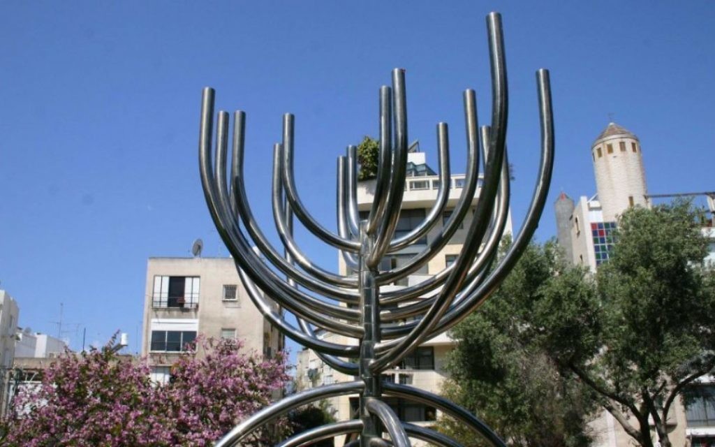 La sculpture dans le parc Brender est l'œuvre de l'artiste contemporain Yaakov Agam. (Photo: Shmuel Bar-Am)
