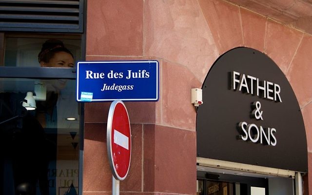 Panneau de la rue des juifs à Strasbourg, France (Crédit : wikimedia commons)