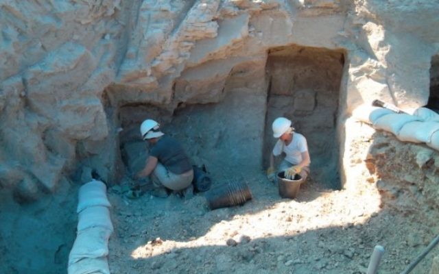 Des archéologues travaillent sur un atelier de fabrication de vases en calcaire de l'époque du Deuxième Temple. Les fouilles sont menées par les universités d'Ariel et de Malte, en Galilée, près de Kfar Kanna, en août 2016. (Crédit : Yonatan Adler) Des archéologues travaillent sur un atelier de fabrication de vases en calcaire de l'époque du Deuxième Temple. Les fouilles sont menées par les universités d'Ariel et de Malte, en Galilée, près de Kfar Kanna, en août 2016. (Crédit : Yonatan Adler)