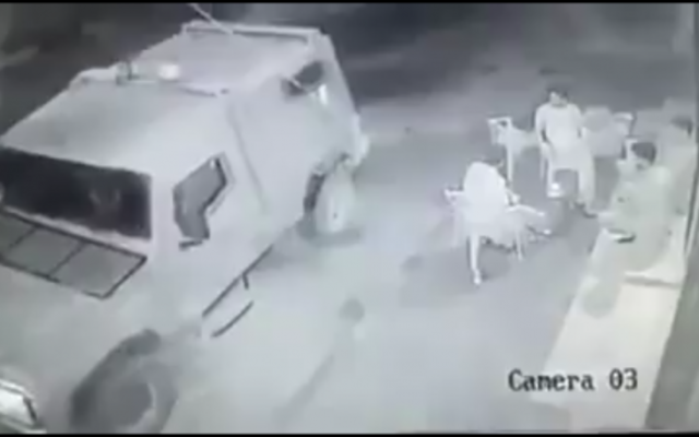 Les images d'une caméra de sécurité qui semble montrer des soldats dans une jeep militaire jetant une grenade incapacitante sur les hommes palestiniens assis à l'extérieur d'un magasin le 15 août 2016 (Crédit : Capture d'écran Ramallah News) Les images d'une caméra de sécurité qui semble montrer des soldats dans une jeep militaire jetant une grenade incapacitante sur les hommes palestiniens assis à l'extérieur d'un magasin le 15 août 2016 (Crédit : Capture d'écran Ramallah News)