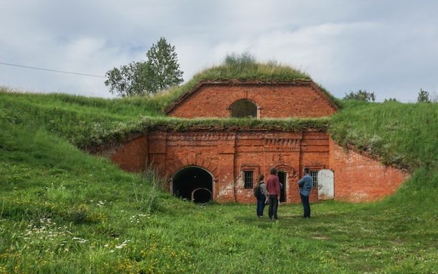 Une équipe de tournage se préparant à filmer dans l'ancien camp de concentration connue sous le nom de septième Fort à Kaunas, en Lituanie, le 12 juillet 2016 (Crédit : Cnaan Liphshiz)