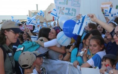 Des centaines de sympathisants accueillent les 218 nouveaux immigrants en provenance d'Amérique du Nord qui sont arrivés en Israël sur un vol affrété par Nefesh B'Nefesh, le 19 juillet 2016. (Photo: Shahar Azran) Des centaines de sympathisants accueillent les 218 nouveaux immigrants en provenance d'Amérique du Nord qui sont arrivés en Israël sur un vol affrété par Nefesh B'Nefesh, le 19 juillet 2016. (Photo: Shahar Azran)