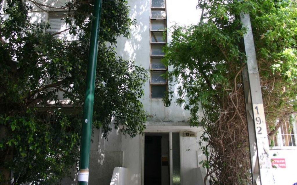 Des fenêtres dans les cages d'escalier , une adaptation au style Bauhaus européen pour le climat chaud d'Israël, rue Ranak. (Photo: Shmuel Bar-Am)
