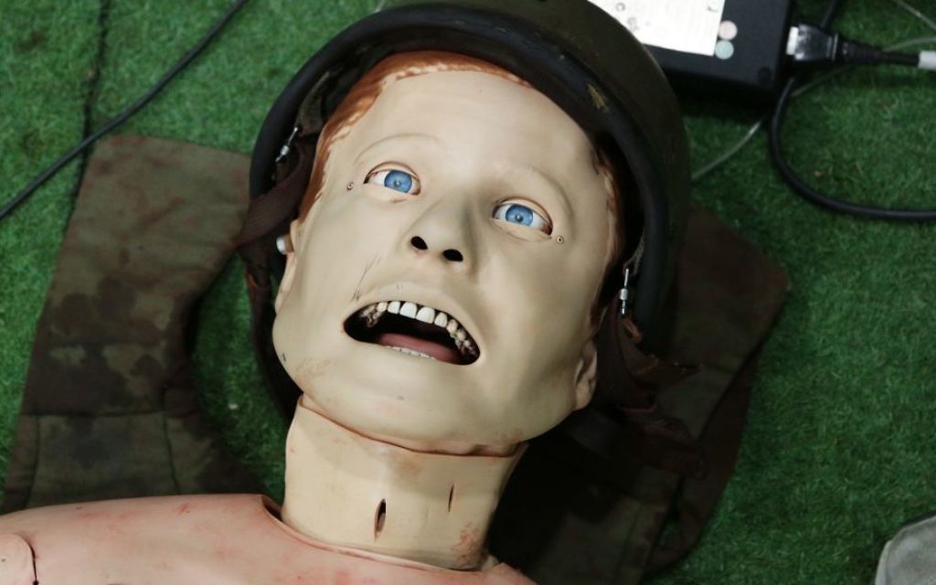Un mannequin sophistiqué dans l'une des pièces à une seule victime du simulateur de traumatisme médical. Les futurs infirmiers combattants peuvent pratiquer des opérations sur le cou du mannequin, et ses pupilles peuvent se dilater pour simuler une blessure cérébrale. (Crédit : Luke Tress/Times of Israel) Un mannequin sophistiqué dans l'une des pièces à une seule victime du simulateur de traumatisme médical. Les futurs infirmiers combattants peuvent pratiquer des opérations sur le cou du mannequin, et ses pupilles peuvent se dilater pour simuler une blessure cérébrale. (Crédit : Luke Tress/Times of Israel)