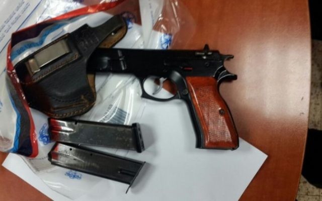 Un pistolet, deux chargeurs et un étui de transport retrouvés dans la chambre d'un adolescent de 13 ans de Jérusalem Est dans une institution scolaire, en août 2016. (Crédit : police israélienne) Un pistolet, deux chargeurs et un étui de transport retrouvés dans la chambre d'un adolescent de 13 ans de Jérusalem Est dans une institution scolaire, en août 2016. (Crédit : police israélienne)