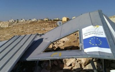Un abri financé par l'UE dans le village palestinien de Umm al-Khair, démoli par les autorités israéliennes le 9 août 2016 (Crédit : autorisation Guy Butavia)