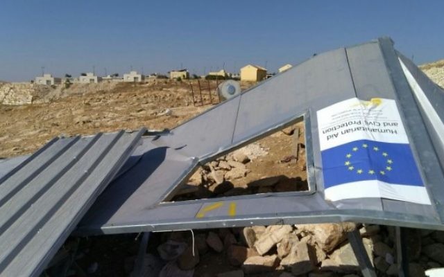 Un abri financé par l'UE dans le village palestinien de Umm al-Khair, démoli par les autorités israéliennes le 9 août 2016 (Crédit : autorisation Guy Butavia)
