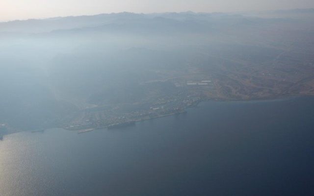 Une vue aérienne de la partie supérieure du golfe d'Aqaba dans la matinée du 24 août 2016, un jour après une rupture de canalisation à Aqaba qui a causé la fuite d'environ 200 tonnes de pétrole brut dans la mer Rouge. (Autorisation d'Eli Warburg / Ministère de la Protection et de l'Environnement)