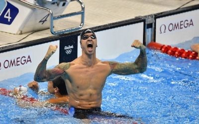 L'américain Anthony Ervin des Etats-Unis réagit après avoir remporté la finale du 50m nage libre hommes lors des Jeux Olympiques de Rio de 2016 au Stade olympique de natation à Rio de Janeiro le 12 août 2016. (Crédit : Pascal Le Segretain / Getty Images)
