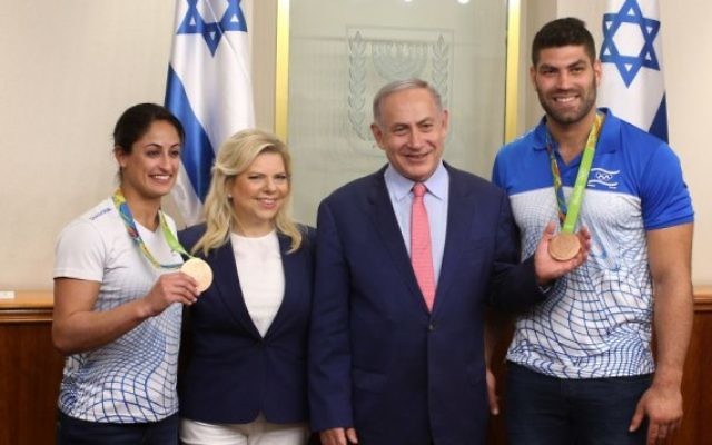 Le Premier ministre Benjamin Netanyahu et son épouse Sara avec les judokas israéliens médaillés olympiques Or Sasson et Yarden Gerbi lors d'une rencontre avec la délégation sportive pour les 2016 Jeux Olympiques de Rio, au bureau du Premier ministre à Jérusalem, le 17 août 2016. (Amit Shabi / Piscine)