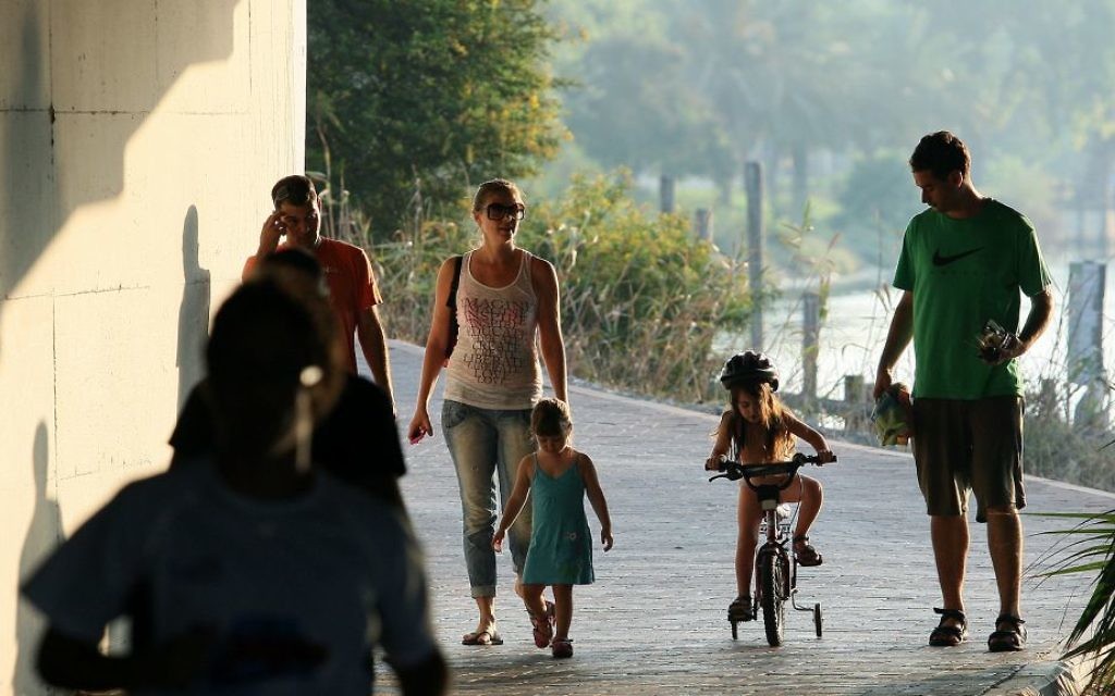Les familles profitant d'une chaude journée d'été au Yarkon Park, Tel Aviv (Crédit : Moshe Shai / Flash90) Les familles profitant d'une chaude journée d'été au Yarkon Park, Tel Aviv (Crédit : Moshe Shai / Flash90)
