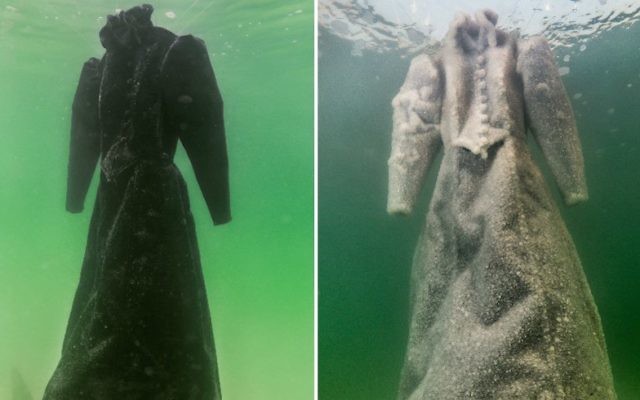 La robe noire de l'artiste israélienne Sigalit Landau dans la mer Morte (Crédit :  Marlborough Contemporary)
