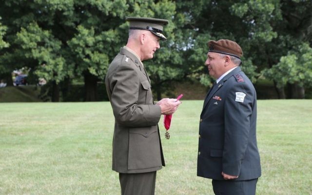 Le chef d'Etat-major américain Joseph Dunford décerne au chef d'Etat-major israélien Gadi Eizenkot la Légion du Mérite, devant le Pentagone le 4 août 2016. (Photo: Porte-parole de Tsahal) Le chef d'Etat-major américain Joseph Dunford décerne au chef d'Etat-major israélien Gadi Eizenkot la Légion du Mérite, devant le Pentagone le 4 août 2016. (Photo: Porte-parole de Tsahal)
