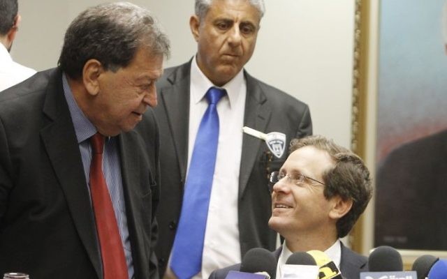 Isaac Herzog (à droite), président du Parti travailliste, avec Binyamin Ben-Eliezer, alors député, le 12 mai 2014. (Crédit : Miriam Alster/Flash90) Isaac Herzog (à droite), président du Parti travailliste, avec Binyamin Ben-Eliezer, alors député, le 12 mai 2014. (Crédit : Miriam Alster/Flash90)
