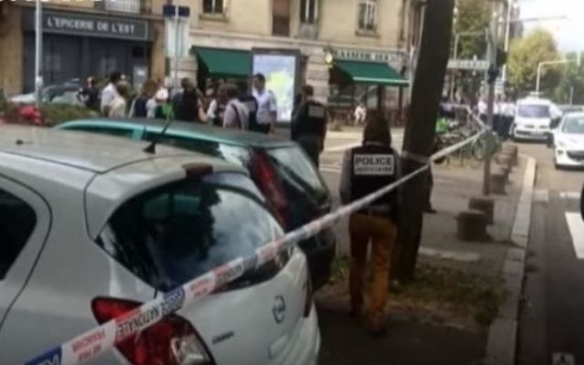 La police française sur les lieux d'une attaque au couteau contre un homme juif par un homme ayant des troubles psychiatriques qui a crié "Allah akhbar !" au moment de l'attaque, à Strasbourg, le 19 août 2016. (Crédit : capture d'écran YouTube)