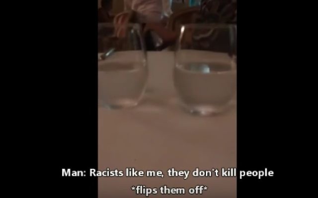 Le propriétaire d'un restaurant de banlieue parisienne a refusé de servir deux musulmans voilées et les agressées verbalement, le 28 août 2016. (Crédit : capture d'écran YouTube/Verdant Servant) Le propriétaire d'un restaurant de banlieue parisienne a refusé de servir deux musulmans voilées et les agressées verbalement, le 28 août 2016. (Crédit : capture d'écran YouTube/Verdant Servant)