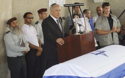 Le Premier ministre Benjamin Netanyahu à l'enterrement de l'ancien membre du parlement Binyamin 'Fuad Ben-Eliezer, qui est décédé dimanche à l'âge de 80 ans, le 30 août 2016 (Crédit : Miriam Alster / Flash90)