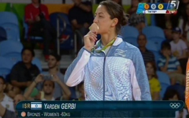 La judokate israélienne Yarden Gerbi embrasse sa médaille de bronze, obtenue dans le tournoi de judo féminin des -63 kg aux Jeux olympiques de Rio, le 9 août 2016. (Crédit : capture d'écran Chaîne 55)